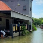 Suasana banjir rob di Pulau Mengare, Bungah, Gresik. Foto: SYUHUD/BANGSAONLINE
