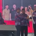 Bupati Kediri Hanindhito Himawan Pramana (kanan) bersama perwakilan perangkat desa. Foto: Ist