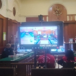 Ketiga saksi yang dihadirkan diperiksa secara teleconference di Pengadilan Negeri (PN) Surabaya, Selasa (5/4/2022).