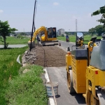 Alat berat dikerahkan untuk memperbaiki kerusakan jalan penghubung Banjarsari - Kedanyang. Foto: ist.