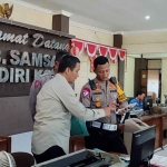 Kasatlantas Polres Kediri Kota, AKP Afandy Dwi Takdir, saat melakukan pengecekan ke Samsat. Foto: Ist