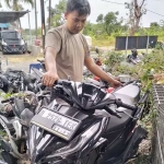 Petugas Polsek Pandaan saat mengamankan motor pemuda korban tabrak lari di Desa Sumberrejo, Kecamatan Pandaan, Pasuruan, Rabu (3/7/2024).