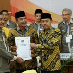 Pasangan Nyono–Subaidi serahkan berkas pendaftaran ke KPU Jombang. foto: rony suhartomo/bangsaonline 