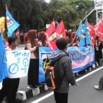 Para anggota KNPI saat melakukan aksi di alun-alun Kota Kediri. foto: arif kurniawan/ BANGSAONLINE