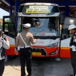 Petugas gabungan saat mengecek kondisi angkutan umum (Bus) di Terminal Pare. (Ist).