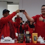 Bupati Hanindhito Himawan Pramana (kanan) saat tos sebelum minum kopi hitam dengan Ketua DPC PDIP Kabupaten Kediri, Murdi Hantoro di kantor DPC setempat. (Foto: Ist.)