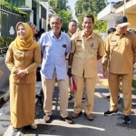 Wali Kota Mojokerto Ika Puspitasari disambut warga Mentikan saat mengunjungi pembangunan saluran drainase.