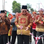 Wakil Bupati Malang saat meresmikan Jalan Desa Pagersari, Kecamatan Ngantang.