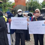 Aktivis dari HMI Malang saat menggelar aksi di depan Kampus Brawijaya Malang. Foto: Ist