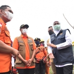 Gubernur Jawa Timur Khofifah Indar Parawansa saat memantau aktivitas Gunung Semeru di Kabupaten Lumajang. (foto: ist)