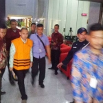 Anggota DPRD Jawa Timur, M Kabil Mubarok, mengenakan rompi tahanan KPK seusai ditetapkan sebagai tersangka, Jumat (28/7/2017). (KOMPAS.com/ABBA GABRILLIN)