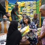 Pj Wali Kota Kediri, Zanariah, saat turut melayani masyarakat yang sedang membeli beras. Foto: Ist