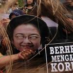 Massa menyapu gambar wajah Megawati di Gedung KPK, Jakarta, 16 Februari 2015. Mereka menolak kriminalisasi terhadap KPK, dan menolak pelantikan Komjen Budi Gunawan dan Budi Waseso. TEMPO/Eko Siswono Toyudho