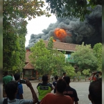 Api tampak berkobar membakar gudang mebel di Jl. Kyai Sepuh Kota Pasuruan, disertai asap yang membumbung tinggi.