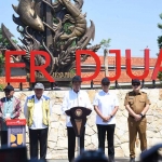 Plt Bupati Sidoarjo, Subandi, saat mendampingi Presiden Jokowi meresmikan Flyover Djuanda. Foto: Ist