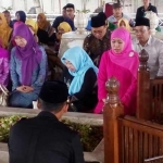 Mensos Khofifah Indar Parawansa saat nyekar ke makam Bung Karno. foto: AKINA/ BANGSAONLINE