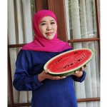 Gubernur Khofifah membawa semangka merah yang menjadi simbol dukungan dan solidaritas terhadap Palestina.