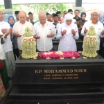 Cagub Jatim Khofifah, saat berziarah ke makam Gubernur Jatim, M Noer di Sampang Madura