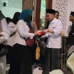 Muhammad Al Barra (Gus Barra) membagikan beras kepada warga Mojokerto saat bulan suci Ramadhan. Mereka adalah jaringan yang sudah ditata sampai tingkat RT. Foto: bangsaonline