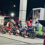 Di SPBU Kota Probolinggo kerap kali ditemukan pengendara sepeda motor yang membeli BBM dengan tangki yang dimodifikasi lebih besar atau tak standar