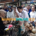 Emil Dardak saat berbincang dengan pedagang Pasar Larangan, Sidoarjo. Foto: MUSTAIN/BANGSAONLINE