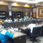 Komisi E DPRD Jawa Timur saat menemui perwakilan buruh. foto: DIDI ROSADI/ BANGSAONLINE