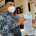 Ketua DPRD Kota Probolinggo, Abdul Mujib, saat menunjukkan surat dari Partai Demokrat yang salah tujuan