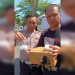 Petugas saat menunjukkan narkoba jenis sabu yang ditemukan saat operasi pajak kendaran bermotor di sekitar Gelora 10 November, Surabaya.