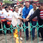 Pengambilan api perdamaian dari lokasi api tak kunjung padam Pamekasan yang dilakukan oleh Bupati Pamekasan bersama Ketua Rotary Indonesia, FKUB, dan Forkopimda.