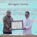 Sekjen Kementerian ATR/BPN, Suyus Windayana, saat menerima penghargaan dari Kepala ANRI, Imam Gunarto.