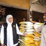 Gubernur Khofifah saat meninjau operasi pasar beras murah di Pasar Larangan, Sidoarjo.
