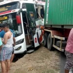 Truk kontainer bermuatan yang tak kuat menanjak di Jalan Raya Kecamatan Selorejo, Blitar, hingga menabrak bus Bagong, Rabu (26/6/2024).