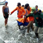 Tim gabungan saat melakukan evakuasi mayat di pantai Merak Banyuputih Situbondo. foto: MURSIDI/ BANGSAONLINE