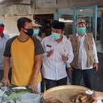 Wabup Qosim ketika menyapa pedagang Pasar Balongpanggang. (foto: SYUHUD/ BANGSAONLINE)
