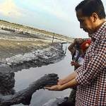 Jokowi saat berkunjung ke lumpur Lapindo di Sidoarjo Jawa Timur