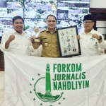 Wali Kota Surabaya Eri Cahyadi menerima penghargaan dari Forkom Jurnalis Nahdliyin. foto: istimewa