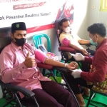 Sejumlah warga pondok pesantren saat mendonorkan darahnya.