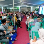 Para wali santri PP Amanatul Ummah pada acara Haflah Akhirussanah di Pondok Pesantren Amanatul Ummah Jalan Siwalankerto Utara Surabaya, Ahad (19/6/2022). Foto: mma/bangsaonline.com