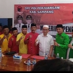 Gus Mamak bersama Mas Ab saat mendaftar penjaringan bakal calon ke kantor DPC PDIP Sampang, beberapa waktu lalu.