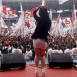 Penyanyi dangdut seksi berggoyang menghibur para pendukung dan simpatisan saat peringatan hari ulang tahun partai Gerindra ke-6 di Gelora Bung Karno, Jakarta (23/03). Foto: TEMPO