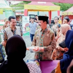 Wakil bupati Pamekasan, RB Fattah Jasin, saat membuka pasar murah jelang bulan suci Ramadan di Food Colony, Jalan Kesehatan Pamekasan, Kamis (16/3/2023)
