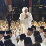 Gubernur Jatim, Khofifah Indar Parawansa saat gelaran Tahlilan Kubro di Madiun, Kamis malam (10/10). foto: ist