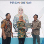 eks Gubernur Khofifah saat menerima penghargaan Person of The Year dari Harian Radar Surabaya (dok. Ist)