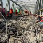 Pekerja ketika membongkar beton cor jembatan Sembayat, Bungah. foto: syuhud/ BANGSAONLINE