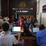 Petugas Dispendukcapil Kota Kediri saat melakukan perekaman IKD di kejaksaan negeri setempat. Foto: Ist