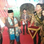 Wabup Malang H Sanusi bersama Ketua DPRD Jatim Halim Iskandar saat peresmian kampung seni di Desa Genengan.