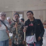 Tiga orang Jurnalis ikut semarakkan pameran keris di Balai Kota Batu, Senin (14/11/2022)  