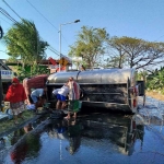 Truk tangki pengangkut minyak goreng yang terguling di Jalan Raya Desa/Kecamatan Jetis, Kabupaten Mojokerto.