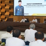 Pjs. Bupati Tuban, Agung Subagyo, bersama Sekda Budi Wiyana saat menggelar rakor dengan pimpinan OPD beserta camat.