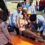 Salah satu peserta yang mendapatkan perawatan oleh tim medis saat peringatan hari sumpah pemuda di Jombang. foto: rony suhartomo/BANGSAONLINE